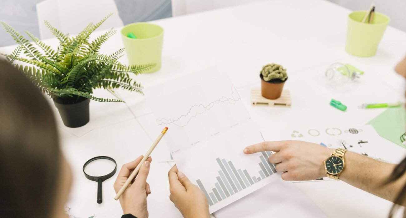 group businesspeople analyzing graph office scaled e1754478736307 1300x700 1